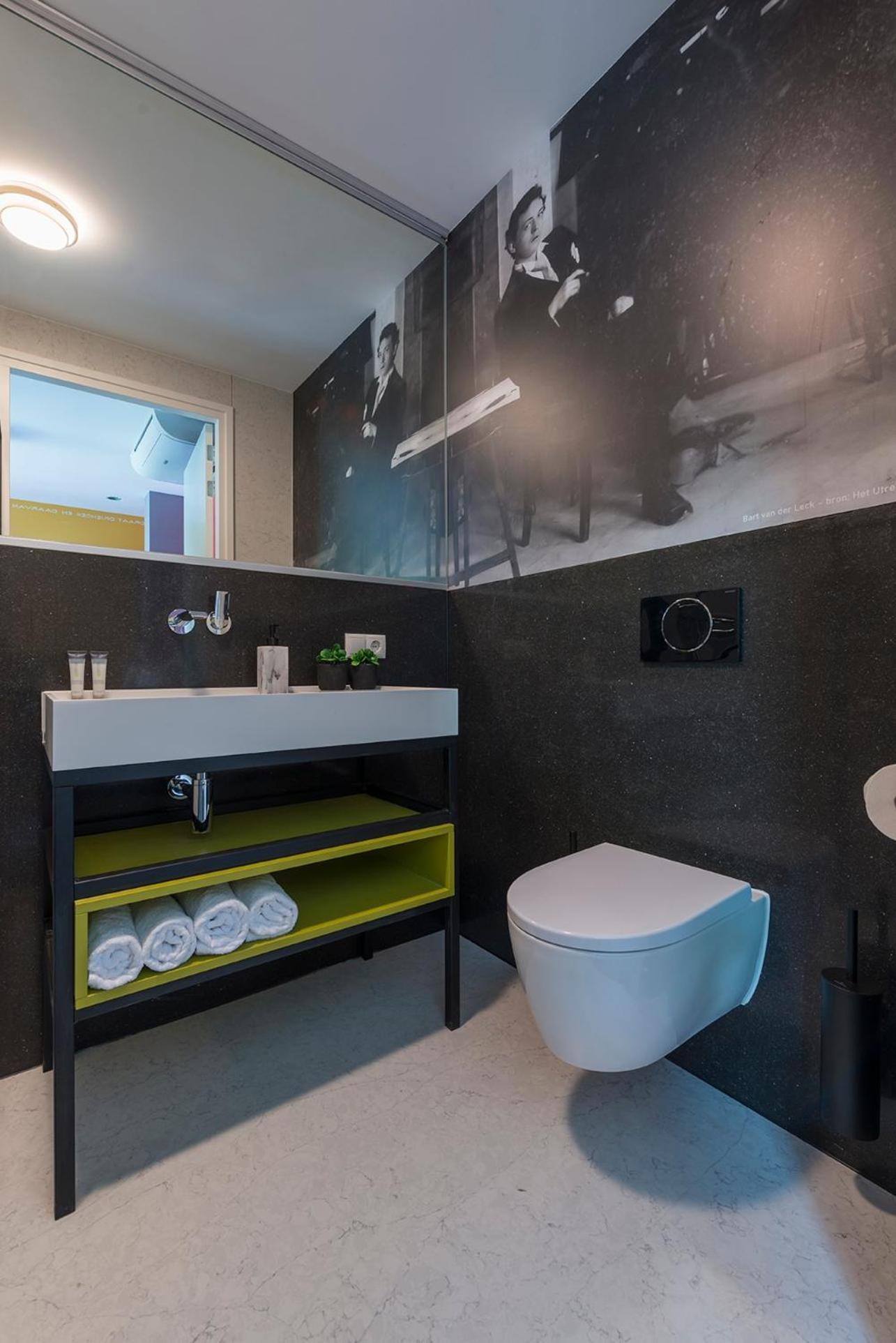 New Home, Kitchen & Bathroom Center Apartment *